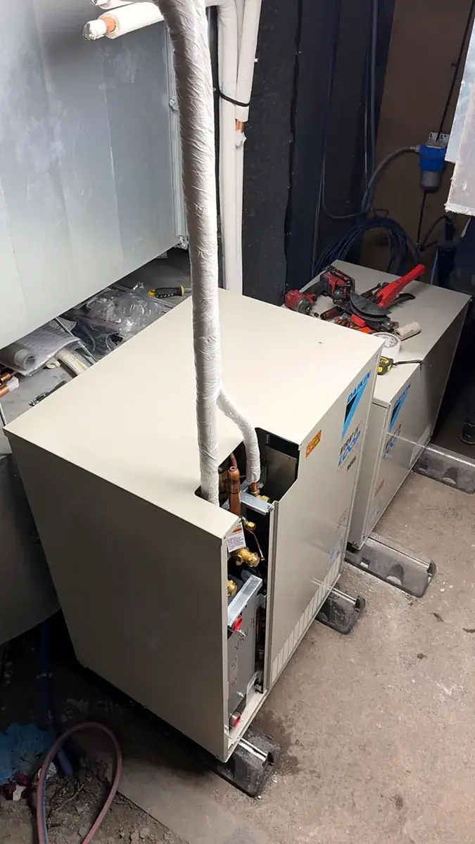 Groupes Daikin VRV installés dans le local technique d’un bâtiment professionnel