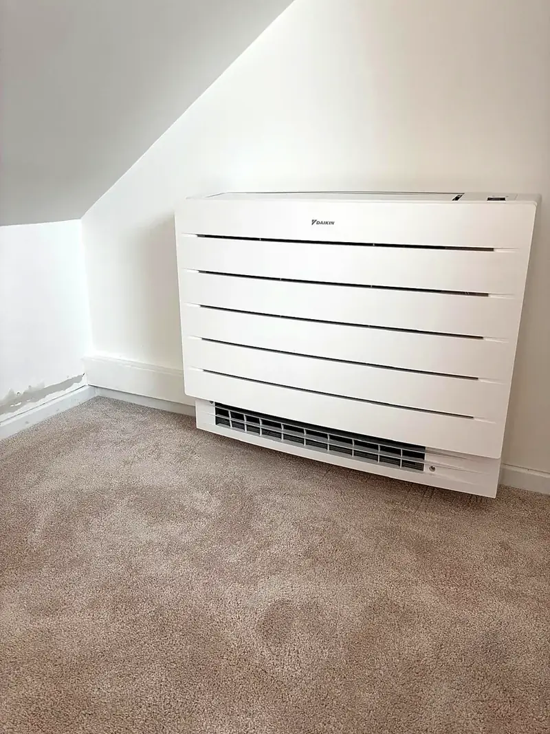 Console basse Daikin installée dans une chambre sous combles