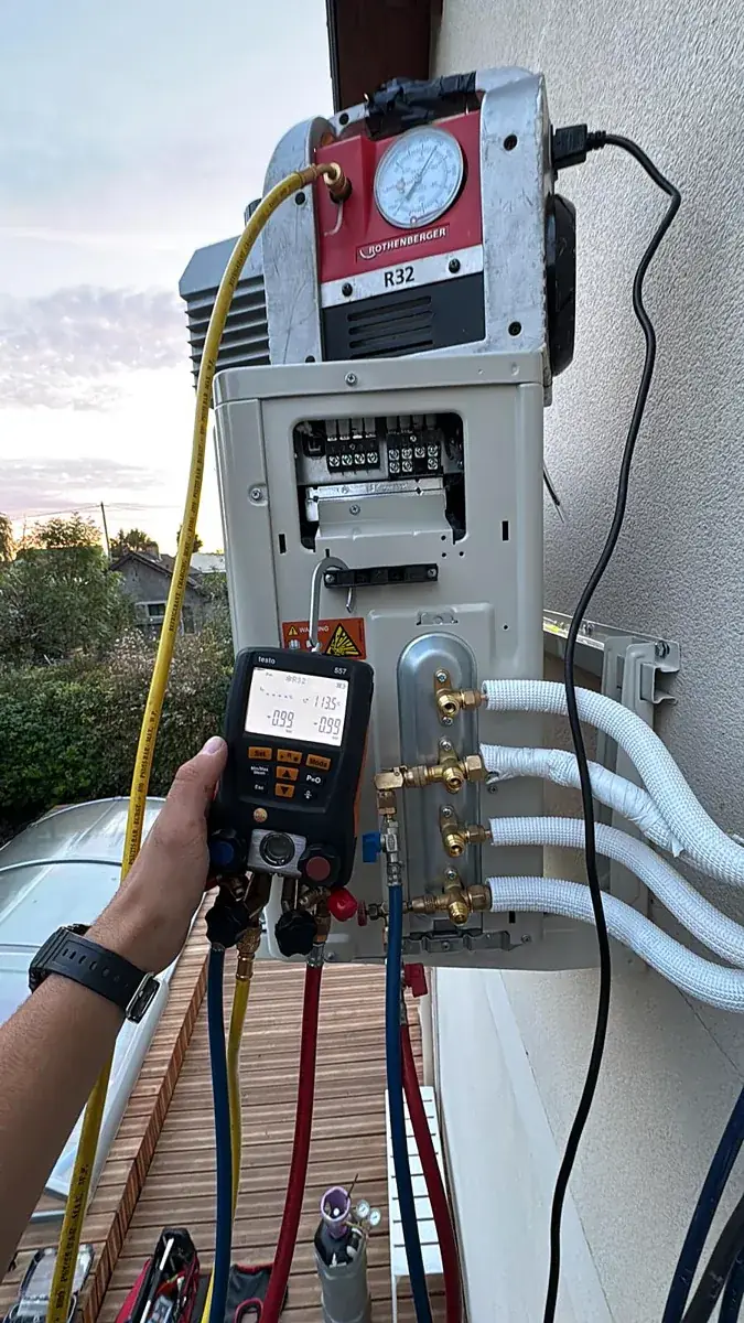 Tirage au vide au manomètre électronique avant la mise en service d’un groupe multi-split R32